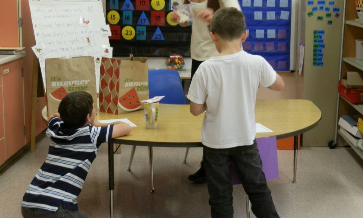 children working on a project